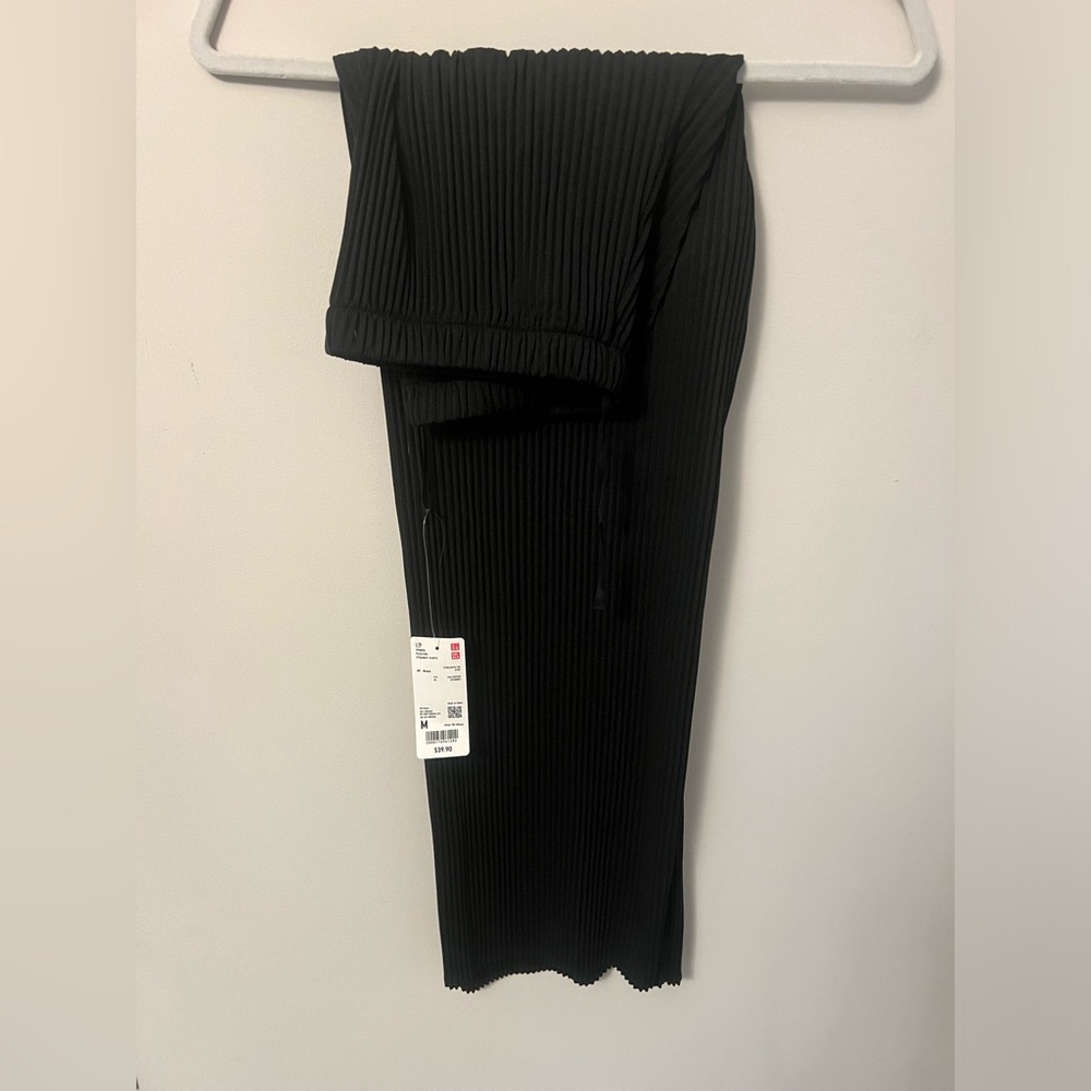 NWT Uniqlo pleated straight pants in black